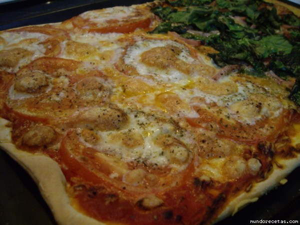 Receta de Pizza de tomates de la huerta con mozarella y espinacas agridulces Receta de Pizza de tomates de la huerta con mozarella y espinacas agridulces