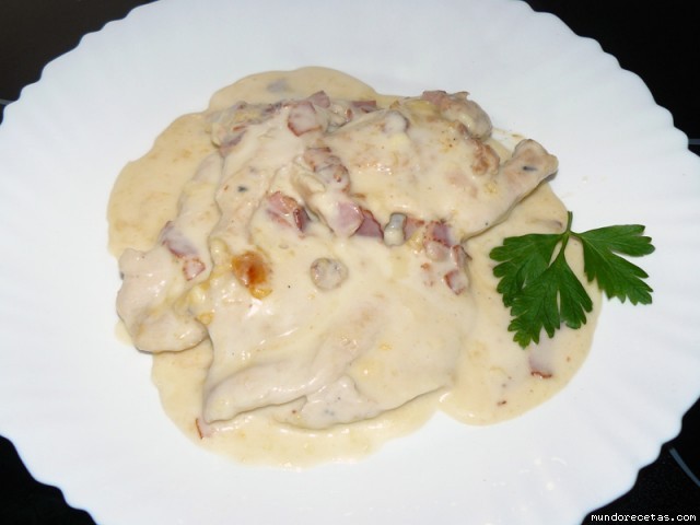 Receta de POLLO LONCHEADO CON BACON Y CORBERTURA DE BECHAMEL AL QUESO Receta de POLLO LONCHEADO CON BACON Y CORBERTURA DE BECHAMEL AL QUESO