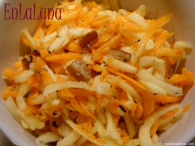 Receta de Coleslaw de zanahoria y manzana con dtiles