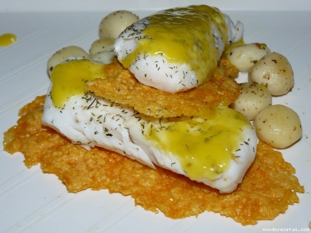 Receta de Merluza en litera de queso, con salsa de naranjas y guarnición de patatas Receta de Merluza en litera de queso, con salsa de naranjas y guarnición de patatas