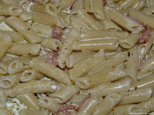Receta de Macarrones carbonara a la albahaca Receta de Macarrones carbonara a la albahaca