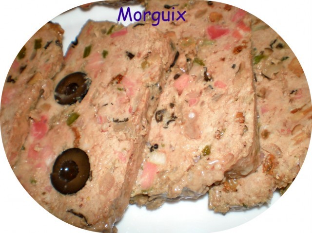 Receta de Pastel-fiambre de carne con setas, aceitunas, jamón y pasas Receta de Pastel-fiambre de carne con setas, aceitunas, jamón y pasas