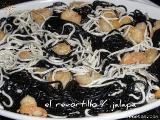 Receta de SPAGUETTIS NEGROS CON GAMBAS AL AJILLO Y GULAS Receta de SPAGUETTIS NEGROS CON GAMBAS AL AJILLO Y GULAS