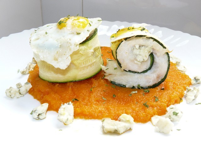 Receta de Rollitos de merluza y calabacn al queso roquefort sobre cama de pasta de zanahoria