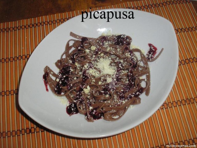 Receta de TALLARINES DE CHOCOLATE CON SIROPE DE FRUTOS ROJOS Receta de TALLARINES DE CHOCOLATE CON SIROPE DE FRUTOS ROJOS