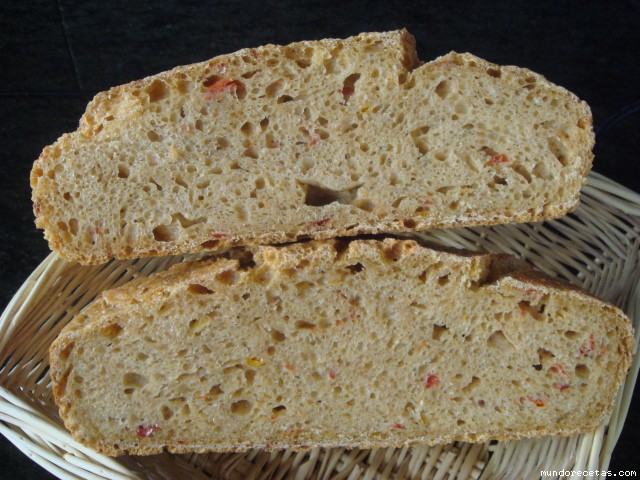 Receta de PAN DE TRIGO CON PIMIENTOS, AJO, ACEITE Y ALBAHACA. Receta de PAN DE TRIGO CON PIMIENTOS, AJO, ACEITE Y ALBAHACA.