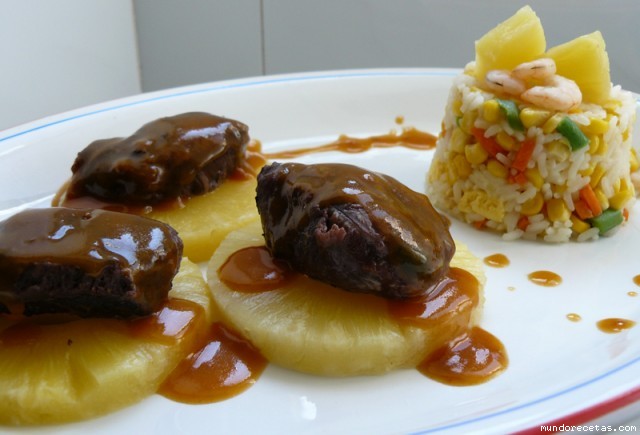 Receta de Carrilleras de cerdo ibérico con salsa de piña al vino y guarnición de arroz a las 6 delicias Receta de Carrilleras de cerdo ibérico con salsa de piña al vino y guarnición de arroz a las 6 delicias