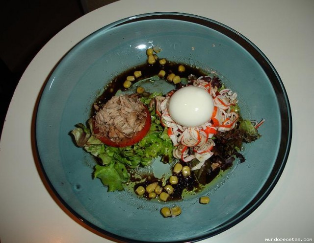 Receta de Ensalada de atún, cangrejo y sférico de mozzarella Receta de Ensalada de atún, cangrejo y sférico de mozzarella