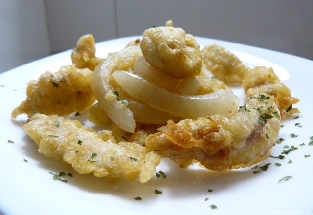 Receta de Boquerones aliñados rebozados en harina de tempura con cebolla confitada Receta de Boquerones aliñados rebozados en harina de tempura con cebolla confitada