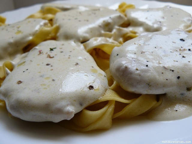 Receta de Solomillo de cerdo flambeado a las 4 pimientas con guarnición de pasta fresca Receta de Solomillo de cerdo flambeado a las 4 pimientas con guarnición de pasta fresca