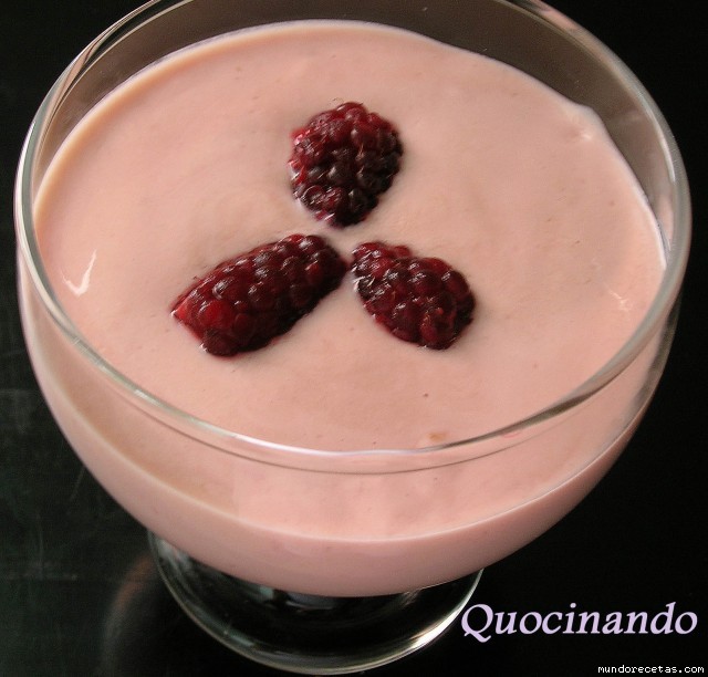 Receta de Copa de moras rojas con yogurt de frambuesa Receta de Copa de moras rojas con yogurt de frambuesa