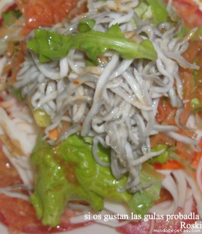 Receta de Ensalada de gulas y rollitos de mar sobre lecho de tomate Receta de Ensalada de gulas y rollitos de mar sobre lecho de tomate
