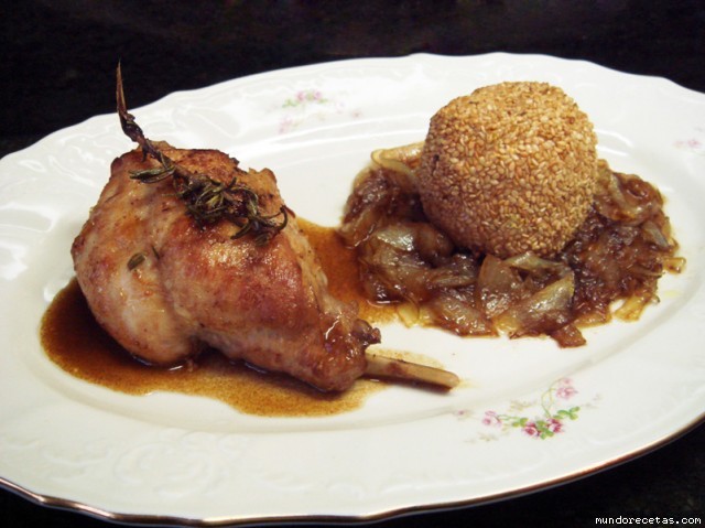 Receta de Pierna de conejo rellena de mascarpone y romero con salsa al brandy y cebolla caramelizada Receta de Pierna de conejo rellena de mascarpone y romero con salsa al brandy y cebolla caramelizada