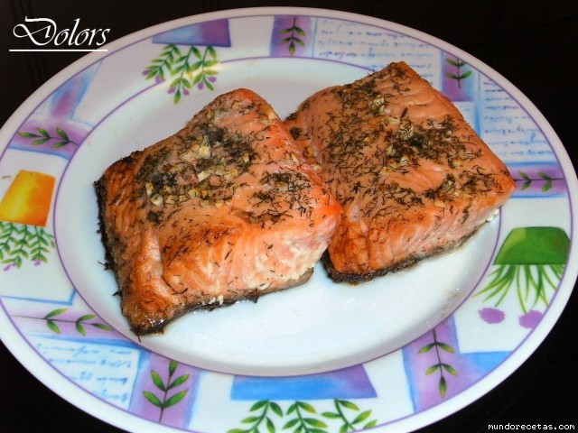 Receta de Salmón al eneldo y picada de ajos (Microondas) Receta de Salmón al eneldo y picada de ajos (Microondas)