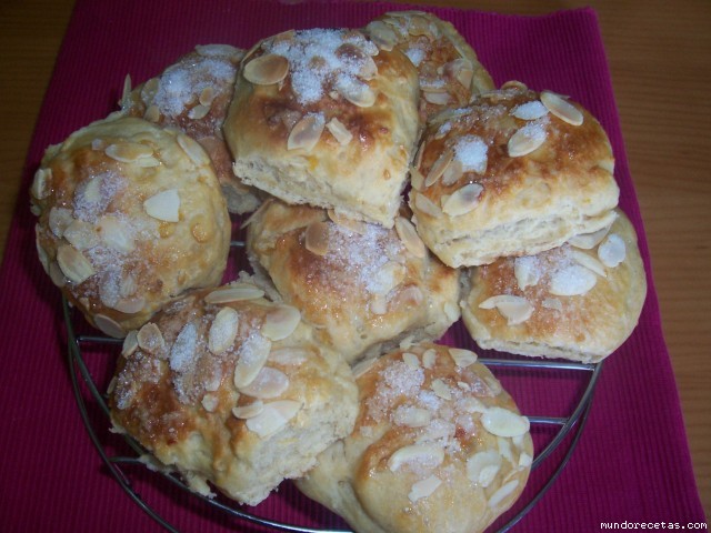 Receta de PANECILLOS DE ALMENDRA Y ALBARICOQUE Receta de PANECILLOS DE ALMENDRA Y ALBARICOQUE