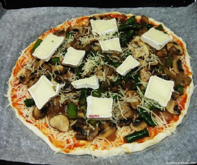 Receta de pizza de espárragos verdes, champiñones y queso brie Receta de pizza de espárragos verdes, champiñones y queso brie