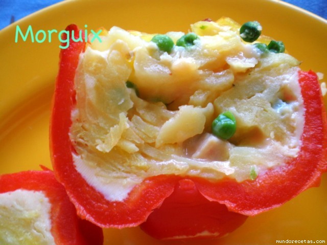 Receta de Pimientos rojos rellenos de tortilla, pavo y guisantes Receta de Pimientos rojos rellenos de tortilla, pavo y guisantes