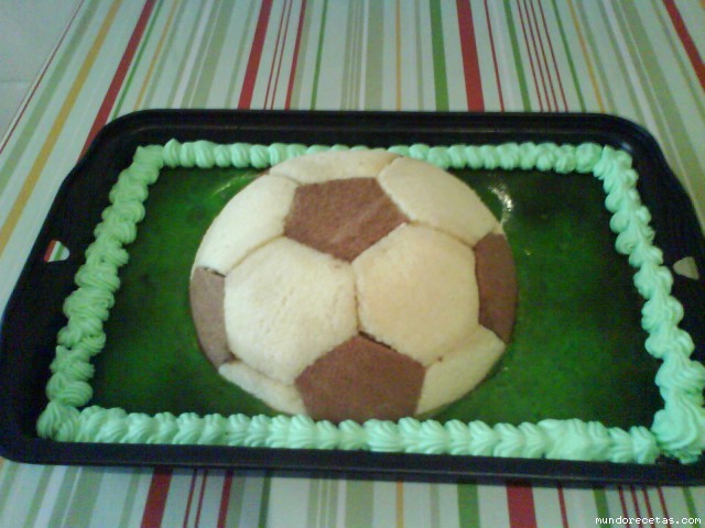 Receta de Tarta balón de fútbol con césped de tarta de queso. Receta de Tarta balón de fútbol con césped de tarta de queso.