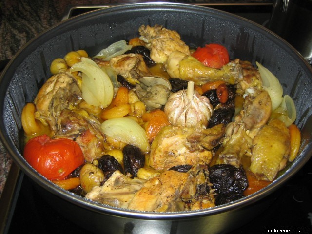 Receta de Pollo con ciruelas y piñones Receta de Pollo con ciruelas y piñones