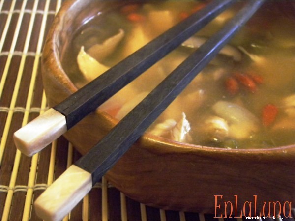 Receta de Sopa de pollo con bayas de Goji Receta de Sopa de pollo con bayas de Goji