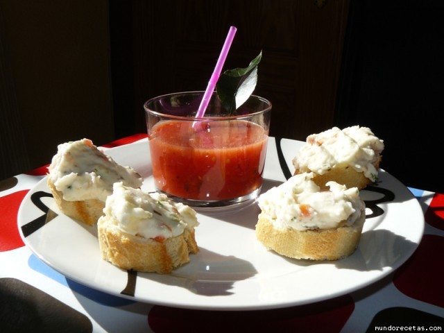 Receta de Tostas de ensaladilla de merluza con sopa fría de tomate Receta de Tostas de ensaladilla de merluza con sopa fría de tomate