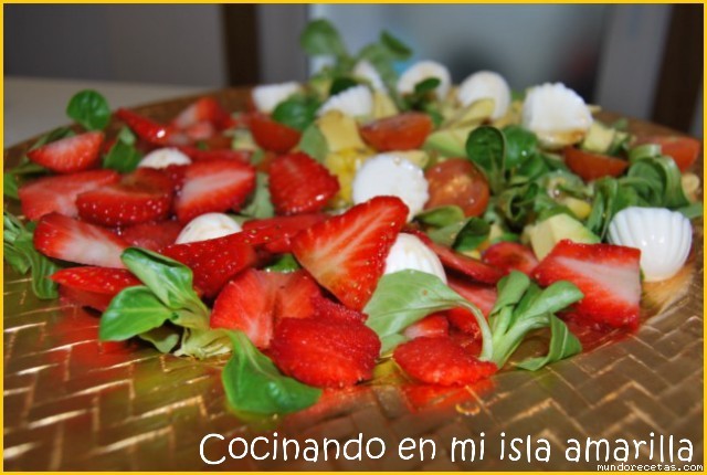 Receta de Ensalada de queso y fresas con vinagreta de miel (paso a paso) Receta de Ensalada de queso y fresas con vinagreta de miel (paso a paso)