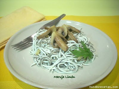 Receta de Salteado de gulas con champiñones Receta de Salteado de gulas con champiñones
