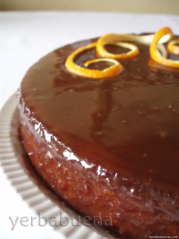 Receta de Tarta de almendra y naranja con glaseado de chocolate