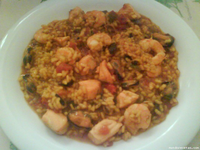 Receta de ARROZ CON SALMÓN, LANGOSTINOS Y MEJILLONES Receta de ARROZ CON SALMÓN, LANGOSTINOS Y MEJILLONES