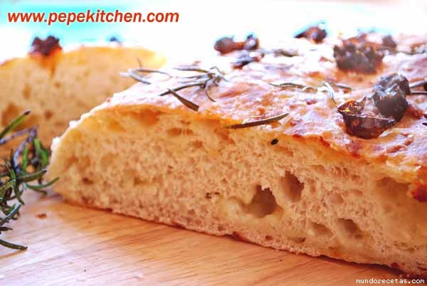 Receta de Focaccia con mozzarella, romero y tomates secos Receta de Focaccia con mozzarella, romero y tomates secos
