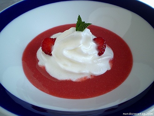 Receta de Espuma de yogur de limón nadando en sopa fría de fresa Receta de Espuma de yogur de limón nadando en sopa fría de fresa