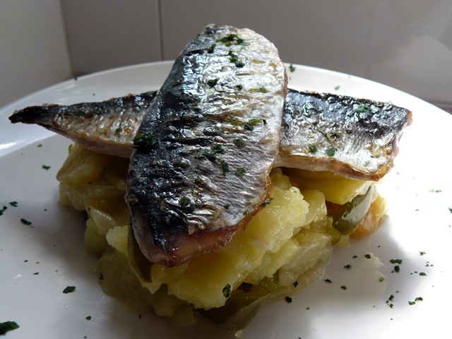 Receta de Caballa confitada sobre cama de patatas a lo pobre en papillotte
