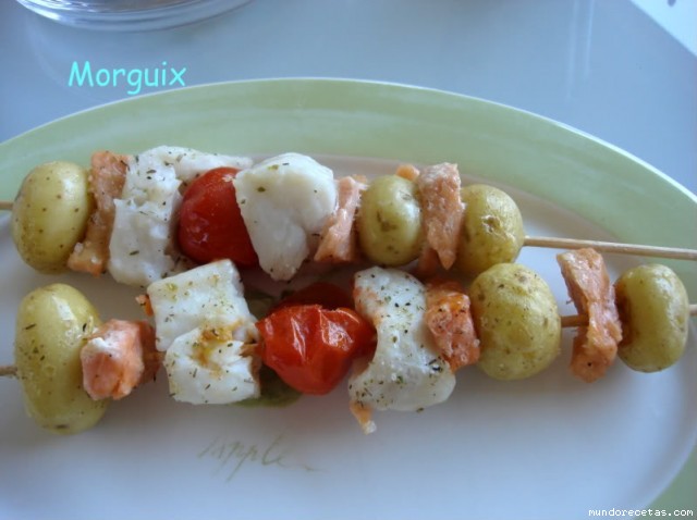 Receta de Brochetas de salmón, merluza, patatas y tomate Receta de Brochetas de salmón, merluza, patatas y tomate