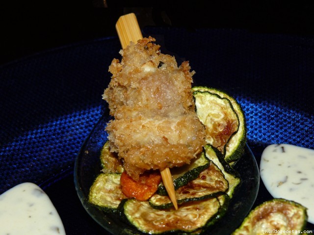 Receta de Pinchos de carne aliñada con chips de ajos, calabacín y zanahoria Receta de Pinchos de carne aliñada con chips de ajos, calabacín y zanahoria