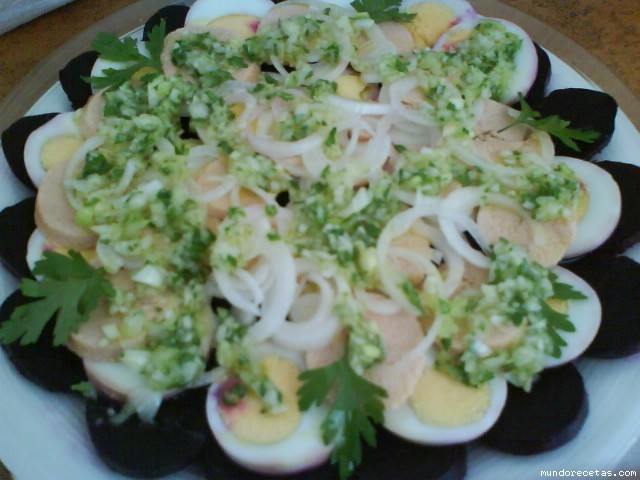 Receta de ENSALADA DE REMOLACHA, HUEVAS Y HUEVOS