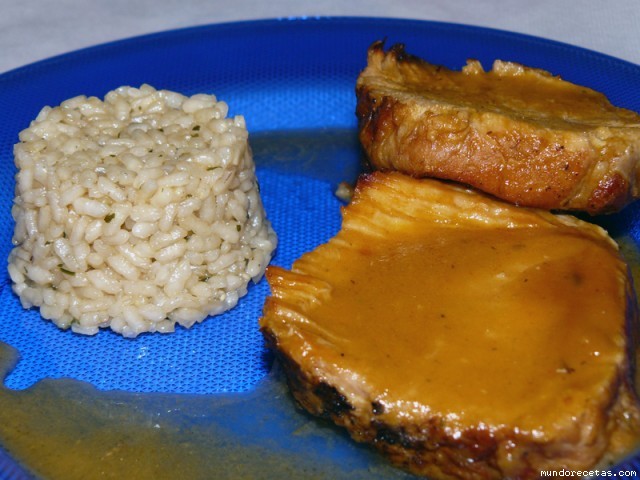 Lomo en salsa Española y guarnición de arroz pilaf