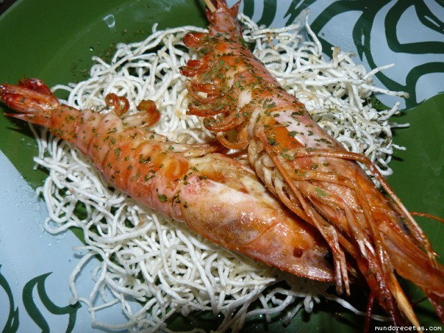Receta de Gambones aliados a la plancha sobre cama crujiente de fideos de arroz