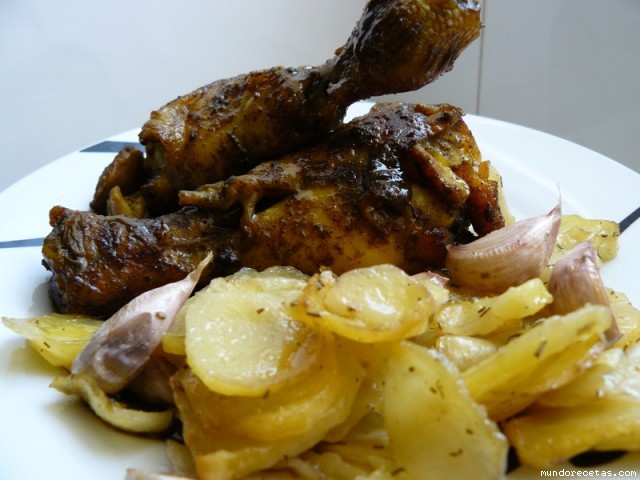 Receta de Pollo asado especiado con guarnición de patatas a lo pobre en papillotte Receta de Pollo asado especiado con guarnición de patatas a lo pobre en papillotte