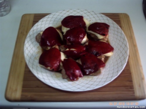 Receta de Solomillo de cerdo con queso, piquillos y salsa moscatel Receta de Solomillo de cerdo con queso, piquillos y salsa moscatel