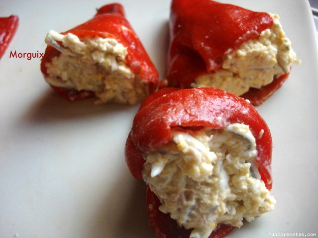 Receta de Pimientos del piquillo rellenos de gulas, atún y huevo Receta de Pimientos del piquillo rellenos de gulas, atún y huevo