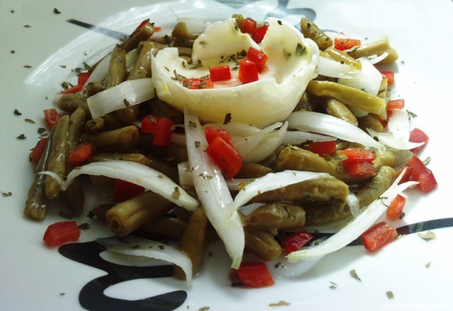 Receta de Ensaladilla de judias verdes con huevo poch y vinagreta de albahaca