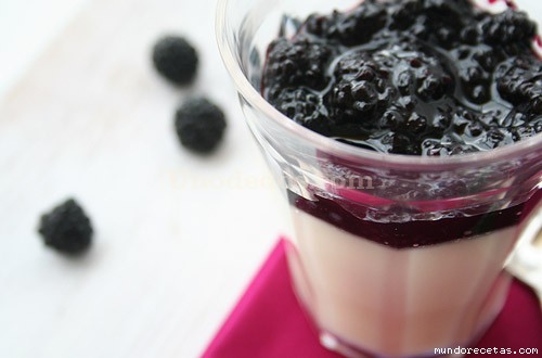Receta de ***Pannacotta de soja con mermelada de moras*** Receta de ***Pannacotta de soja con mermelada de moras***