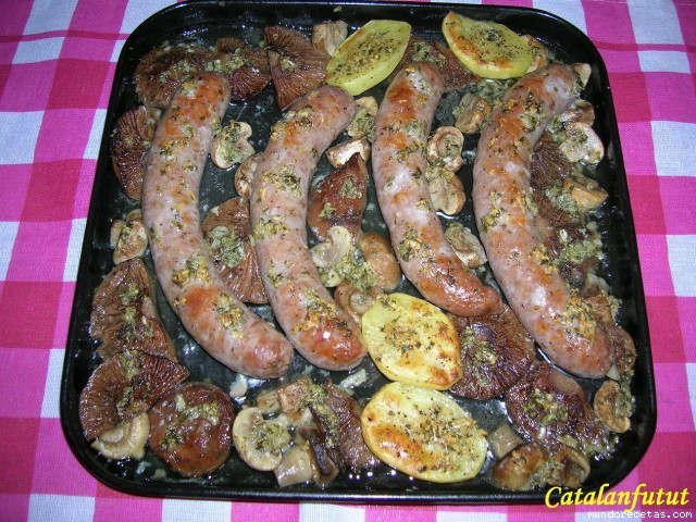 Receta de LONGANIZAS ASADAS CON ROBELLONES Y CHAMPIS Receta de LONGANIZAS ASADAS CON ROBELLONES Y CHAMPIS
