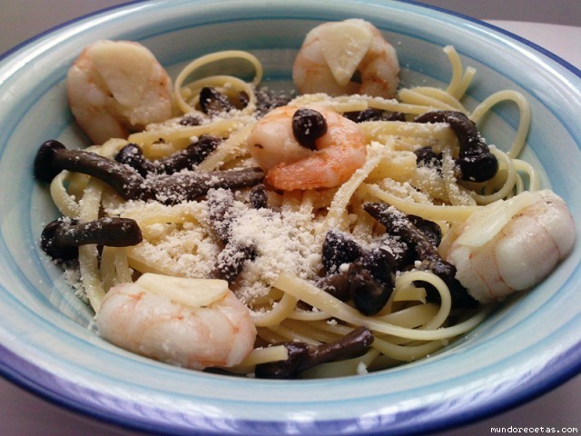 Receta de Espagueti con setas y gambas al aceite de ajo (Spaghetti con funghi e gamberetti in olio aglio)