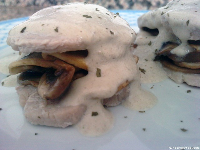 Receta de Bocaditos de solomillo rellenos con salsa de champiñones Receta de Bocaditos de solomillo rellenos con salsa de champiñones