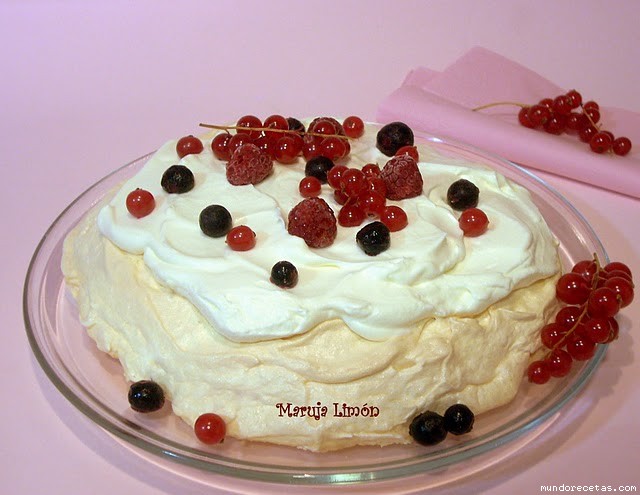 Receta de Pavlova con nata y frutas del bosque Receta de Pavlova con nata y frutas del bosque