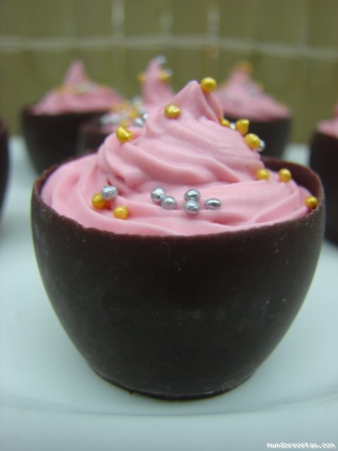 Receta de Chupitos de chocolate con nata sabor a violetas Receta de Chupitos de chocolate con nata sabor a violetas