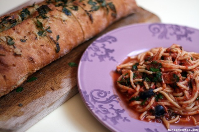 Receta de Espagueti Putaesca y Pan de ajo Jamie Oliver