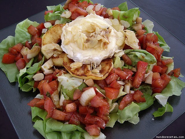 Receta de Ensalada de rulo de cabra con manzana caramelizada y rulo de cabra