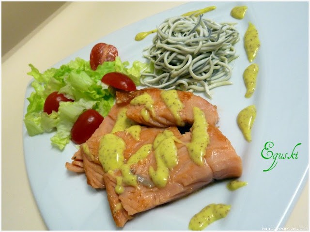 Receta de Salmón ahumado y gulas con vinagreta a la mostaza Receta de Salmón ahumado y gulas con vinagreta a la mostaza